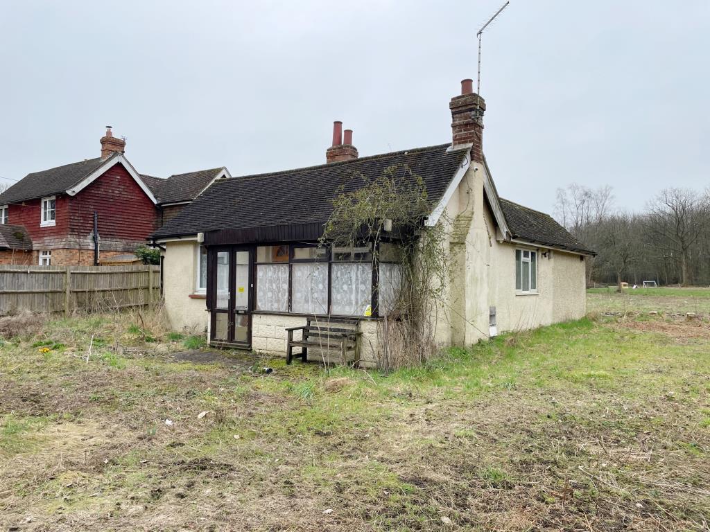 Lot: 12 - DETACHED BUNGALOW FOR IMPROVEMENT AND REPAIR POTENTIAL FOR REPLACEMENT DWELLING - front and side of property
